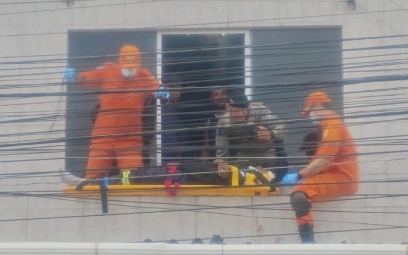 Trabalhador sofre choque elétrico enquanto instala placas solares e é socorrido pela PM no Jacintinho