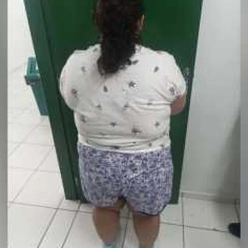Mulher de 37 que ‘fingia’ ter 12 anos usava mamadeira, chupeta e enganou família por 14 meses