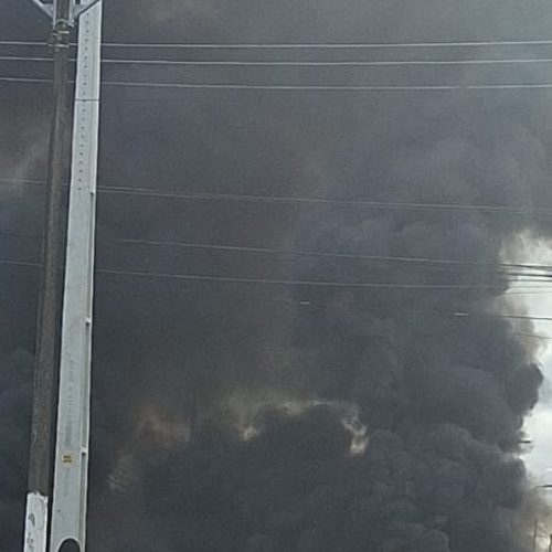 Protesto por falta de energia interdita via no Jardim Petrópolis, em Maceió