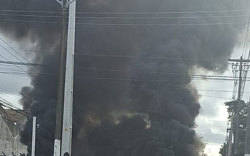 Protesto por falta de energia interdita via no Jardim Petrópolis, em Maceió