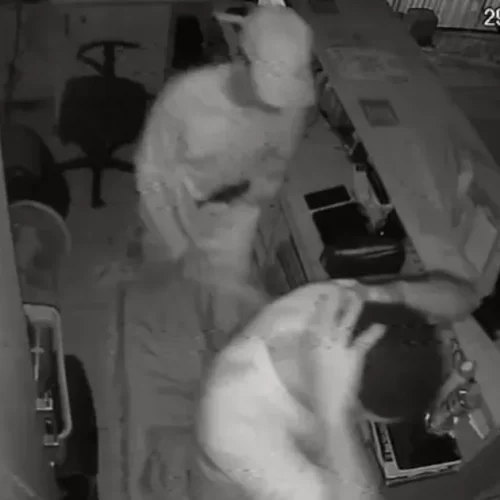 Vídeo revela momento em que criminosos se passam por policiais em pousada na Pajuçara