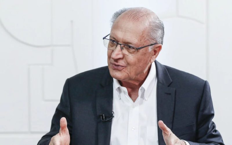 Em meio à pressão no governo, Alckmin diz não ser contra nem a favor da ‘taxa das blusinhas’