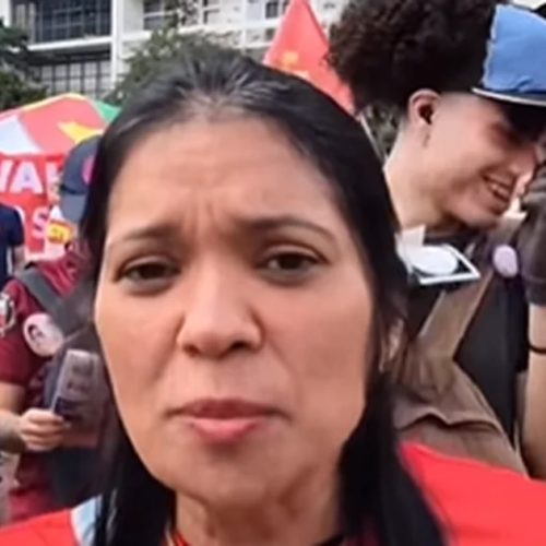 Professora protesta pelo fim da escala 6×1: ”mulheres trabalham muito mais”