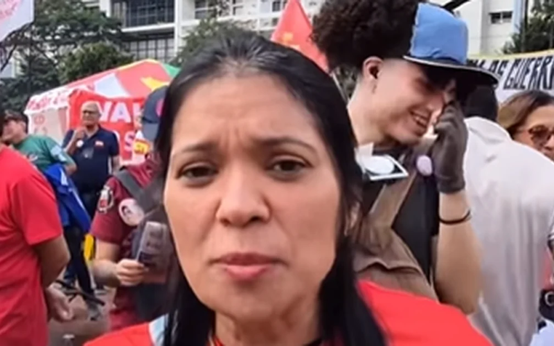 Professora protesta pelo fim da escala 6×1: ”mulheres trabalham muito mais”