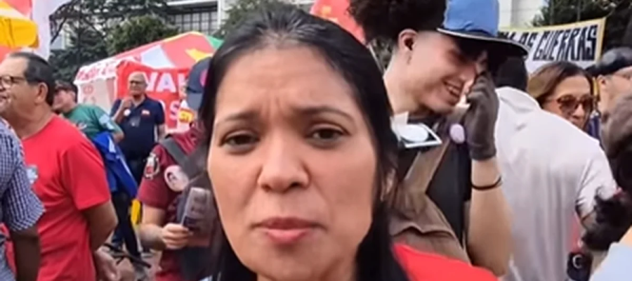 Professora protesta pelo fim da escala 6×1: ”mulheres trabalham muito mais”