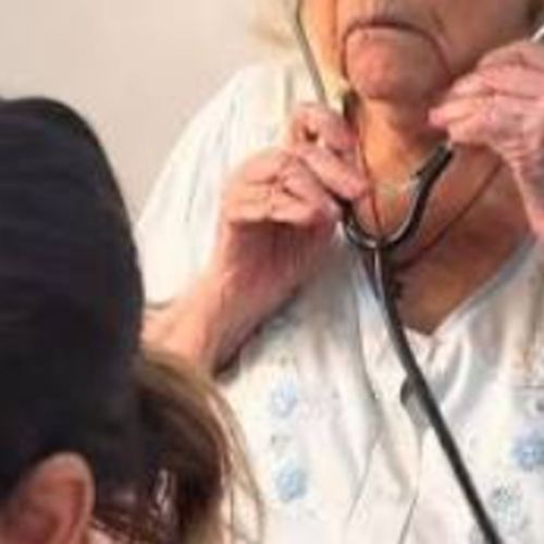 Aos 91 anos, médica emociona ao examinar a neta