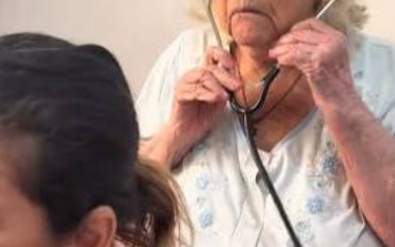Aos 91 anos, médica emociona ao examinar a neta