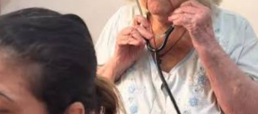 Aos 91 anos, médica emociona ao examinar a neta