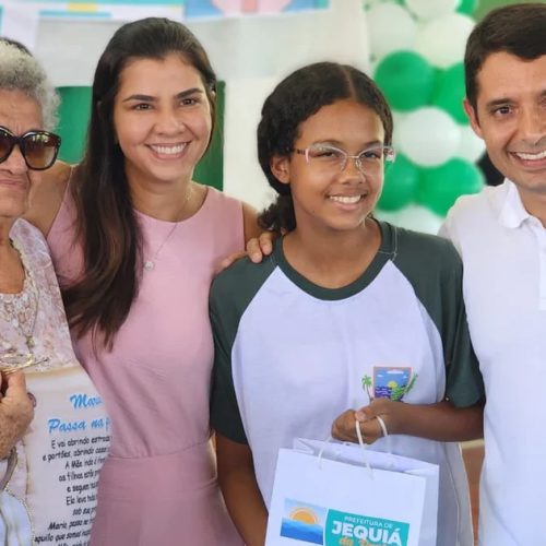 Prefeito Felipe Jatobá entrega 300 óculos a alunos da rede municipal