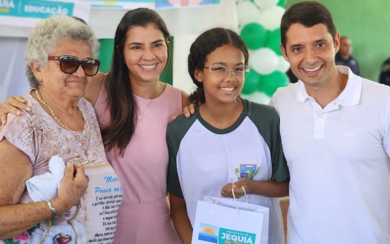 Prefeito Felipe Jatobá entrega 300 óculos a alunos da rede municipal