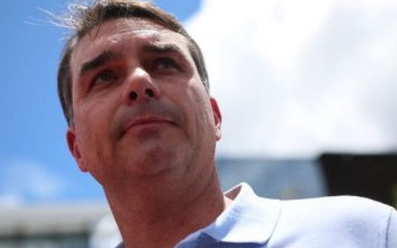 Flávio Bolsonaro culpa Lula por tarifas e diz que buscará diálogo com a China sobre exportações de carne