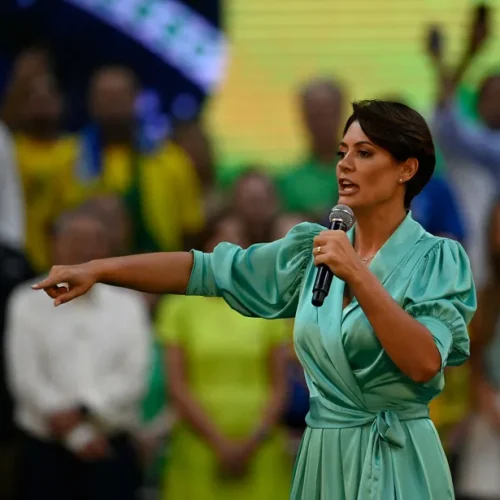 Michelle Bolsonaro se lança como candidata em 2026 e promete se erguer como “uma leoa”
