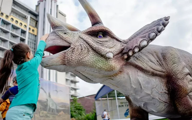Estudo aponta que crianças fascinadas por dinossauros tendem a ter melhor desempenho escolar