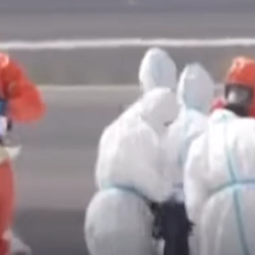 Passageiros começam a desembarcar de navio com surto de Hantavírus e seguem para quarentena