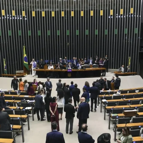 Justiça dá 48 horas e manda governo retirar propaganda paga sobre fim da escala 6×1