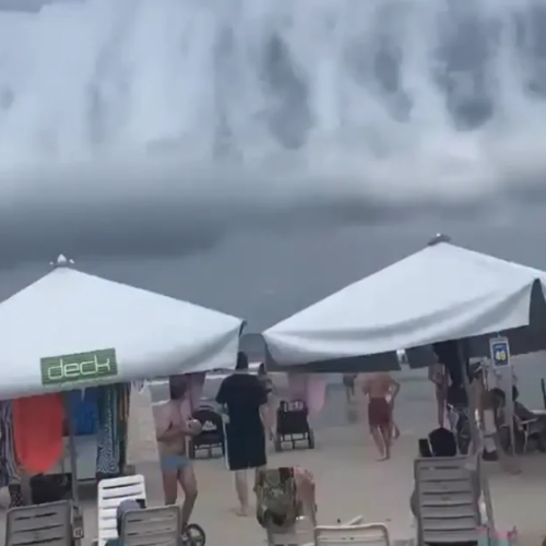 Formação rara de nuvens sobre o mar impressiona banhistas e conquista a internet