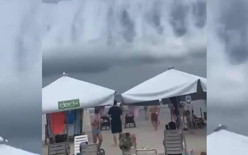 Formação rara de nuvens sobre o mar impressiona banhistas e conquista a internet