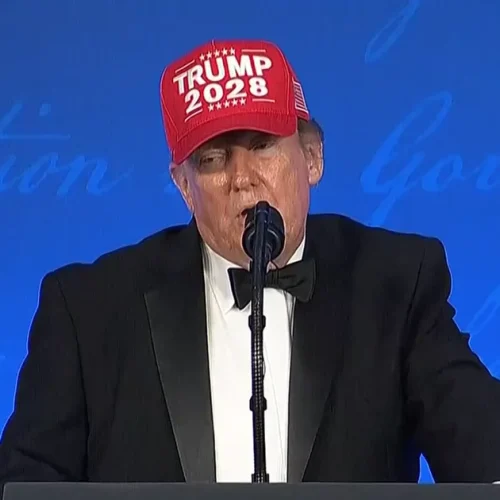 Trump anuncia retomada de negociações com Irã após suspender ataque