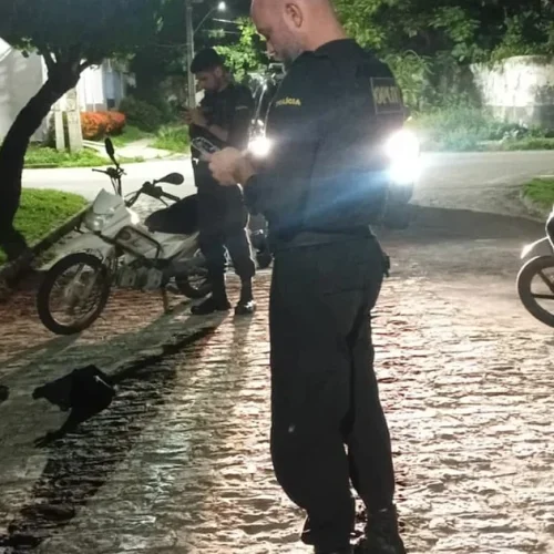 Dois suspeitos são presos após furtar motocicleta em estacionamento de shopping em Maceió