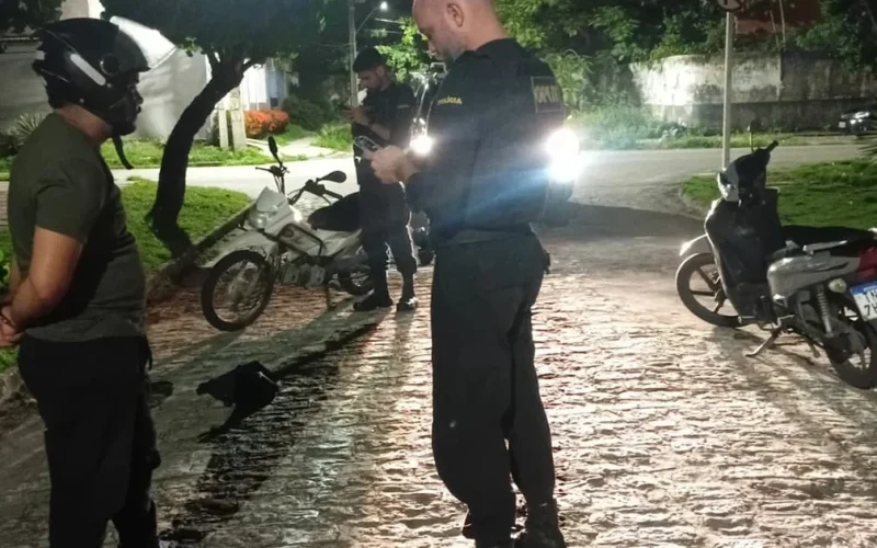 Dois suspeitos são presos após furtar motocicleta em estacionamento de shopping em Maceió