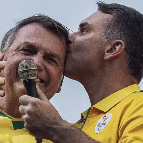 Flávio diz que tem sangue de Bolsonaro, mas afirma ter se vacinado contra o Covid
