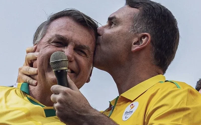 Flávio diz que tem sangue de Bolsonaro, mas afirma ter se vacinado contra o Covid