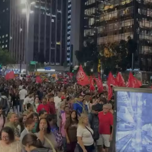 Trabalhadores e movimentos sociais ocupam Avenida Paulista em protesto pelo fim da escala 6×1