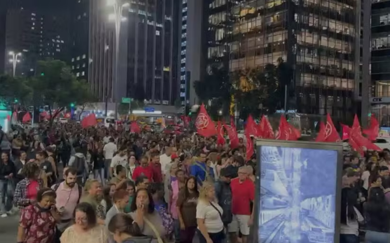 Trabalhadores e movimentos sociais ocupam Avenida Paulista em protesto pelo fim da escala 6×1