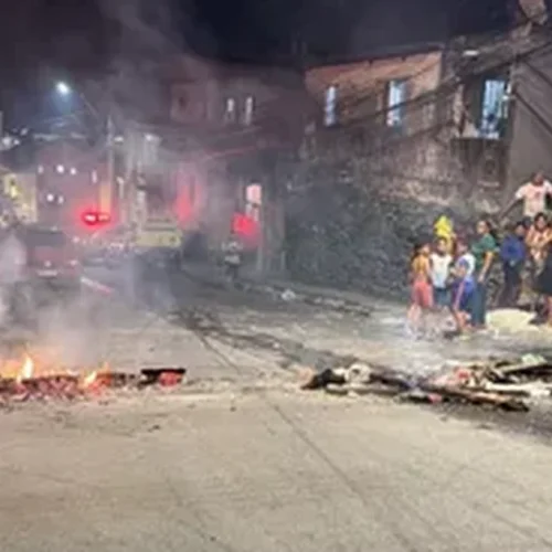 Sem água há uma semana, moradores fecham ladeira do Jacintinho e travam trânsito