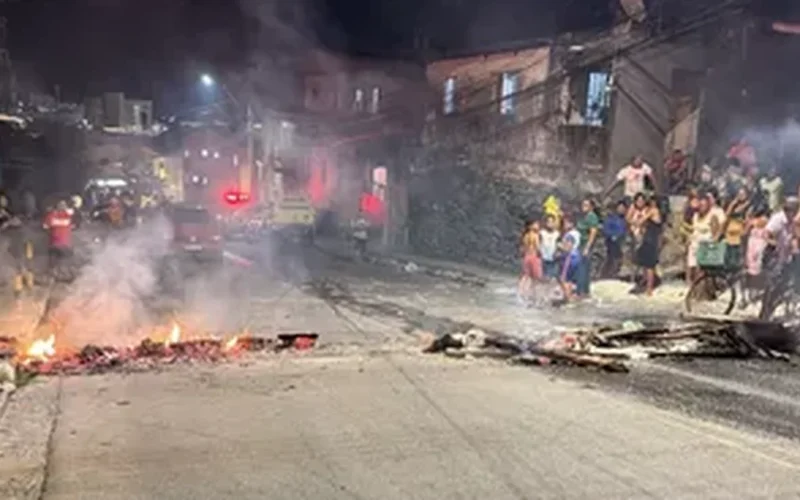 Sem água há uma semana, moradores fecham ladeira do Jacintinho e travam trânsito