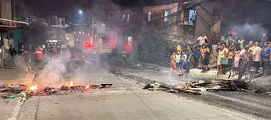 Sem água há uma semana, moradores fecham ladeira do Jacintinho e travam trânsito