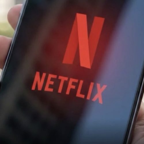 Justiça autoriza Netflix a cobrar taxa para dividir senhas; entenda