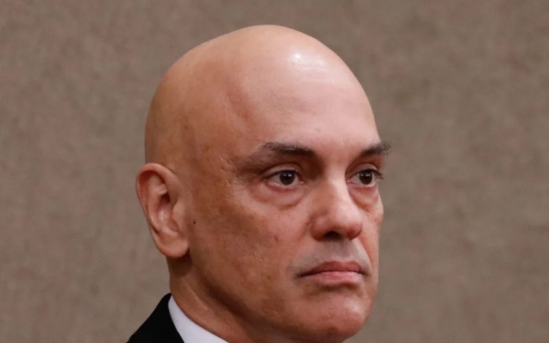 Moraes manda confiscar celular de cozinheira de Bolsonaro
