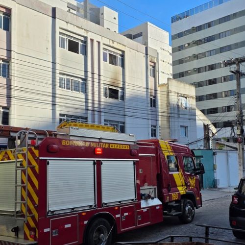 Fumaça intensa assusta moradores durante incêndio em prédio na Ponta Verde