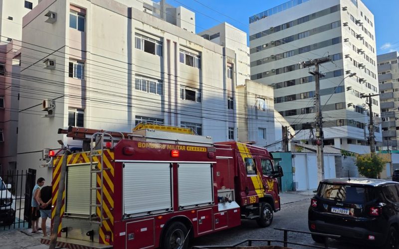 Fumaça intensa assusta moradores durante incêndio em prédio na Ponta Verde