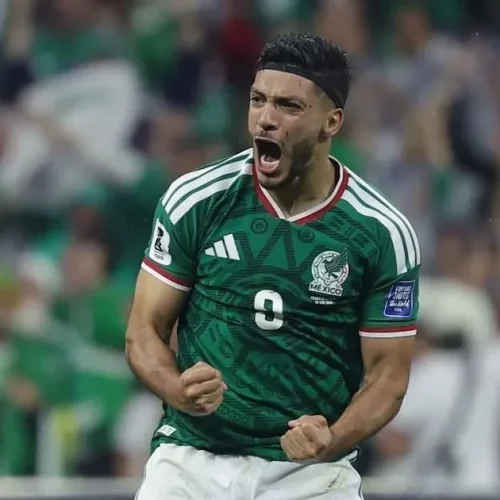 México vence Equador, faz história e avança às oitavas da Copa do Mundo