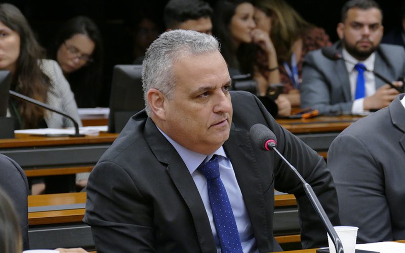 Servidora da CGU afirma que Bolsonaro tinha conhecimento de fraudes no INSS e irrita relator Alfredo Gaspar