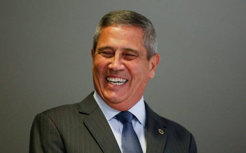Braga Netto está preso em quarto com ar-condicionado, geladeira, armário e TV