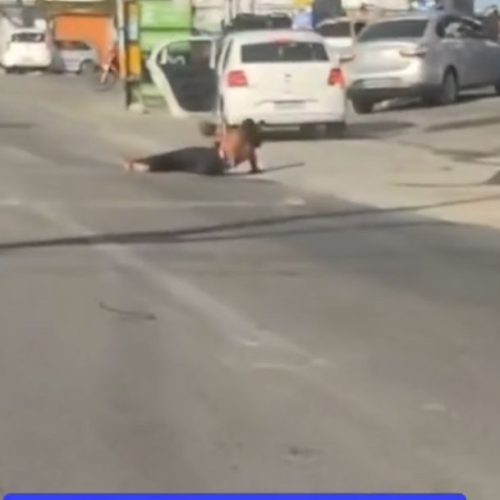 Vídeo de mulher se jogando de carro em movimento repercute nas redes sociais