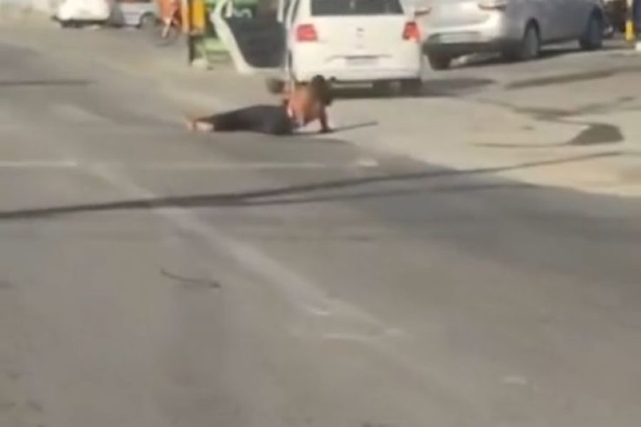 Vídeo de mulher se jogando de carro em movimento repercute nas redes sociais