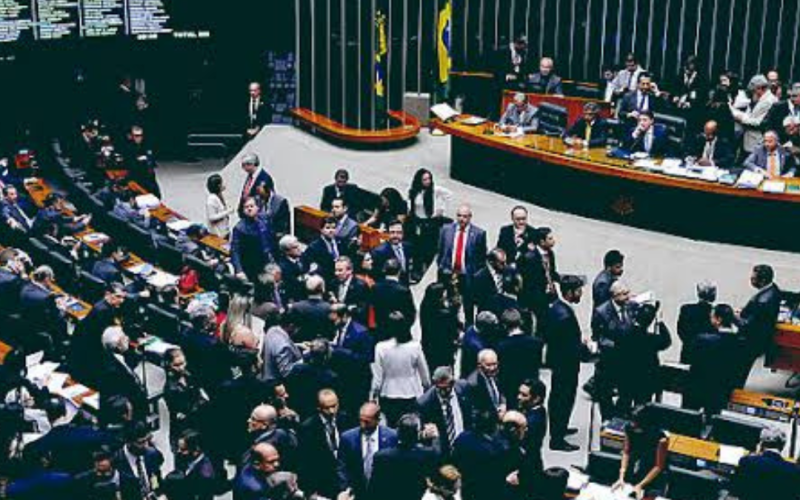 Senado aprova proibição dos celulares nas escolas, inclusive em recreios e intervalos; texto segue para sanção