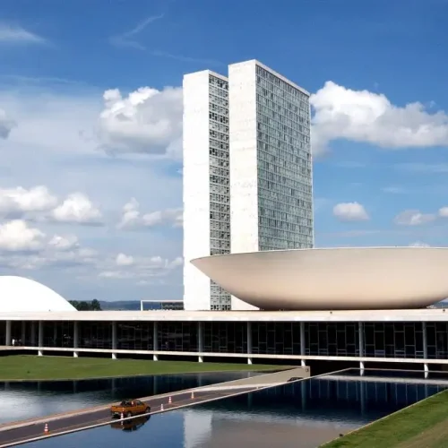 Acatando a decisão do STF, Câmara Federal cassa mandato de sete deputados