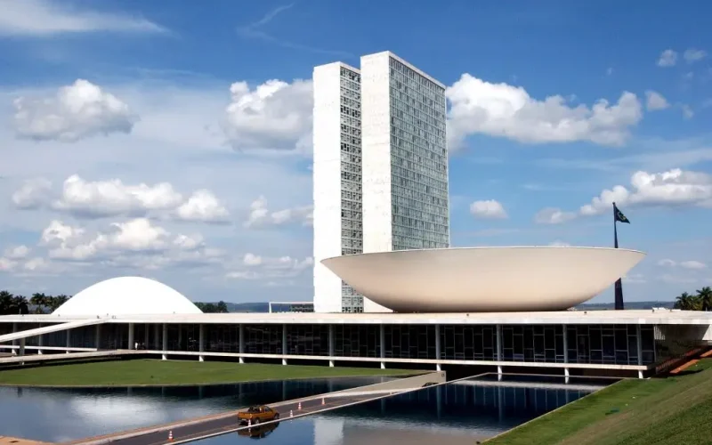Acatando a decisão do STF, Câmara Federal cassa mandato de sete deputados