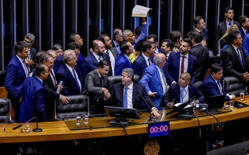 Câmara aprova urgência para projetos de corte de gastos do governo Lula