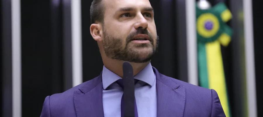 PL articula suspensão de ação penal para tentar salvar Eduardo Bolsonaro