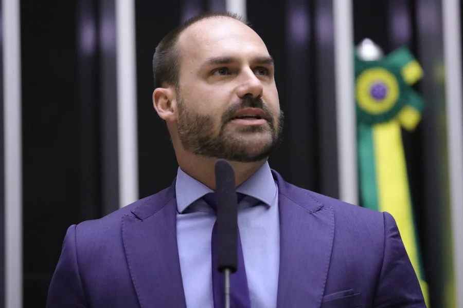 PL articula suspensão de ação penal para tentar salvar Eduardo Bolsonaro