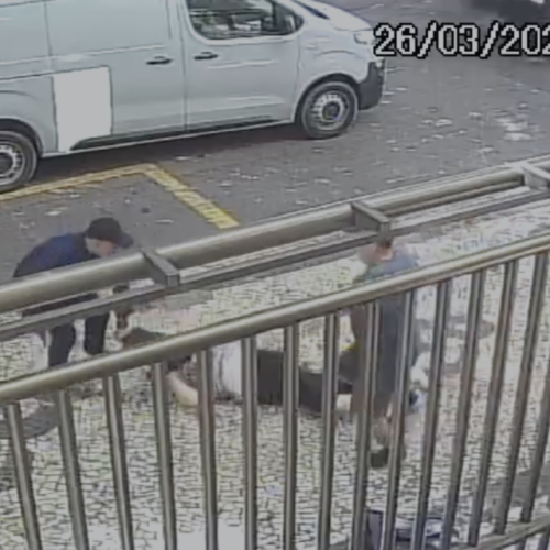 Criminoso derruba idosa durante assalto; crime foi filmado