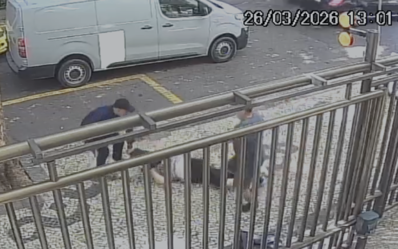 Criminoso derruba idosa durante assalto; crime foi filmado