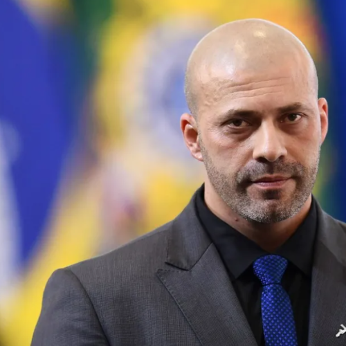 Quatro dias após ser liberado, Silveira é preso novamente e visita igreja antes de voltar ao presídio