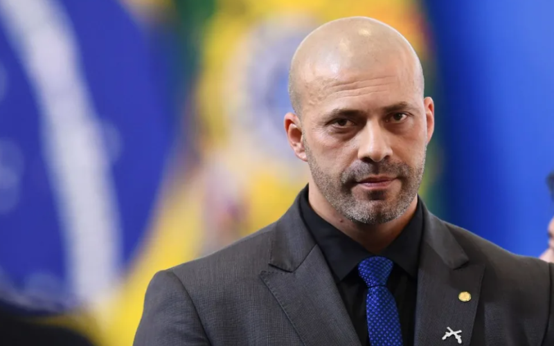 Quatro dias após ser liberado, Silveira é preso novamente e visita igreja antes de voltar ao presídio